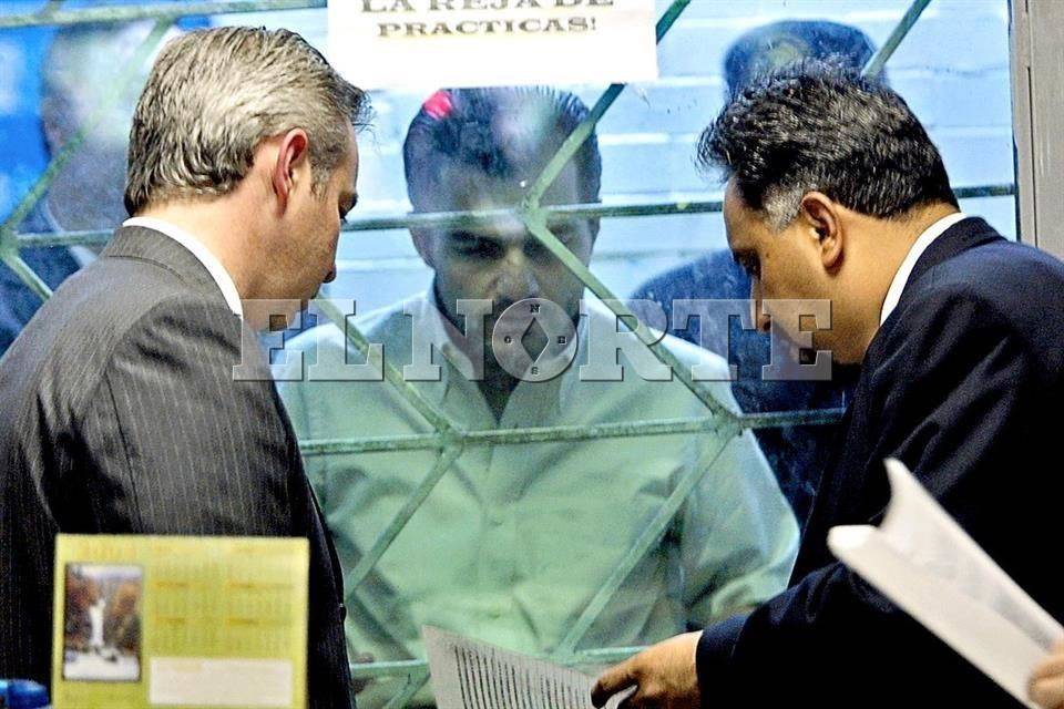 Sale Carlos Ahumada de AICM rumbo a su casa