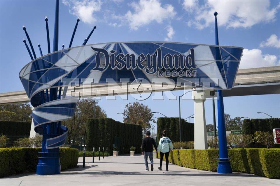 Evita Disneyland huelga de empleados con acuerdo tentativo
