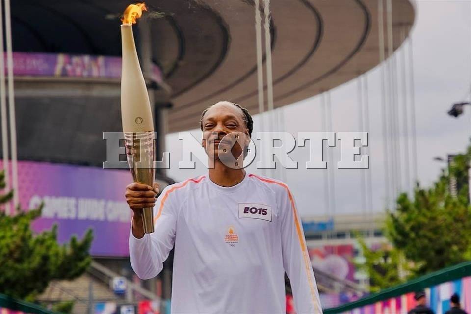Lleva Snoop Dogg la antorcha olímpica previo a inauguración