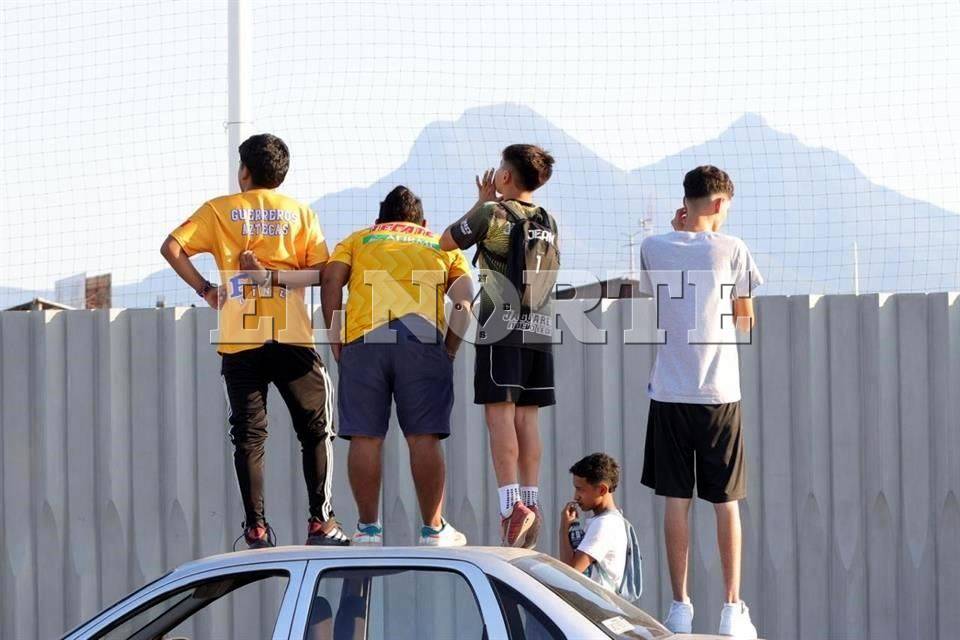 Afición se las ingenia para ver a sus Tigres