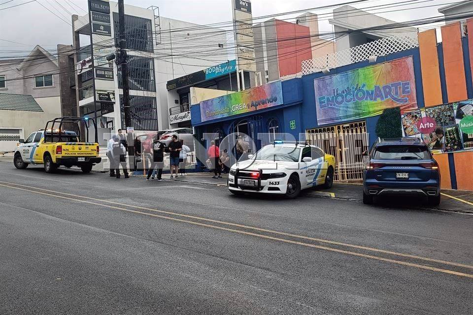 Irrumpen en salón de zona Cumbres y asaltan