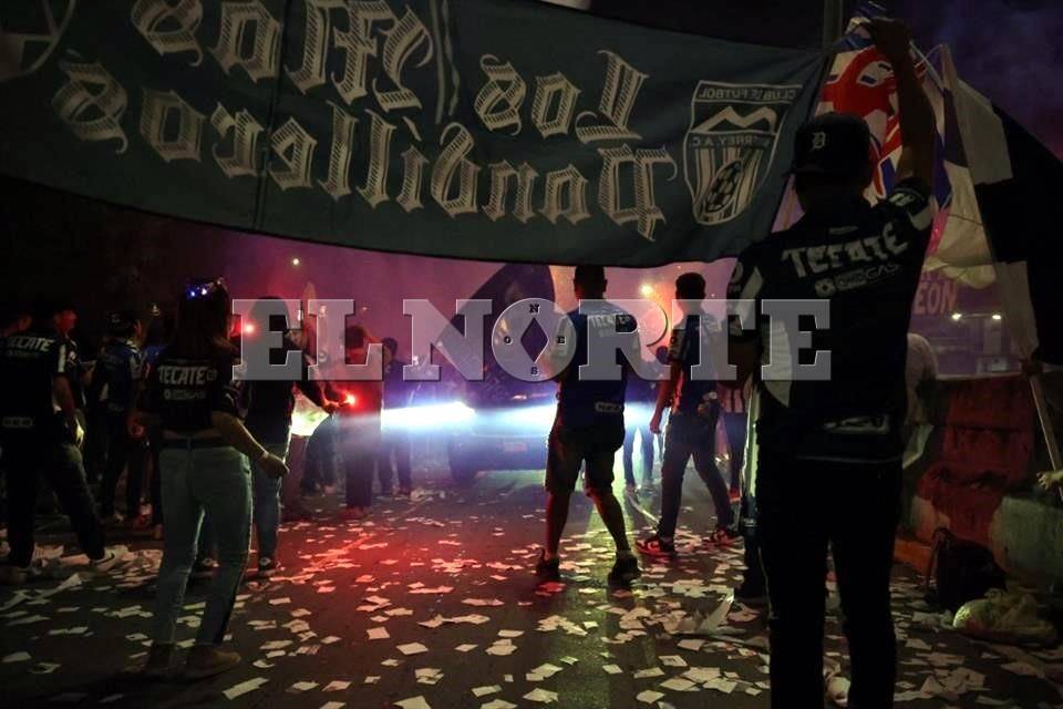 Gran recibimiento a Rayados; agreden a fan de Tigres