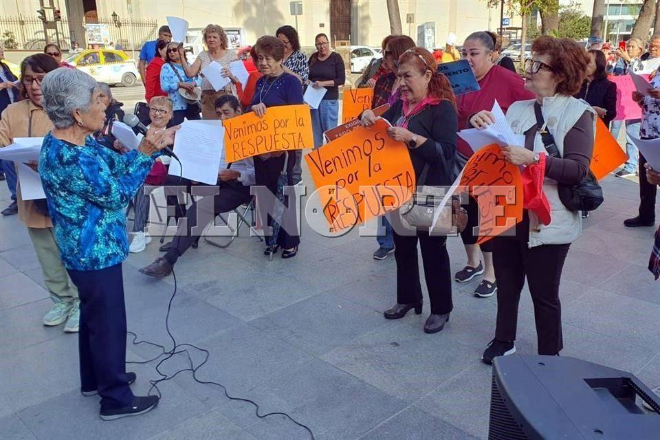 Pide Sección 50 pago a jubilados