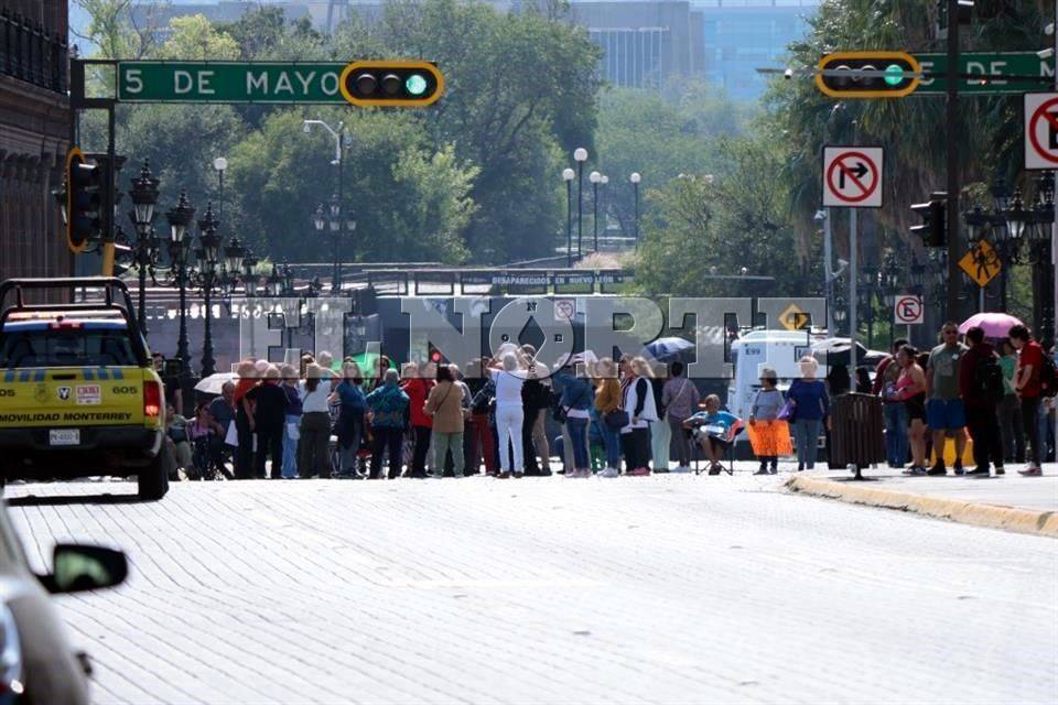 Arman jubilados bloqueo; exigen aumentar pensión
