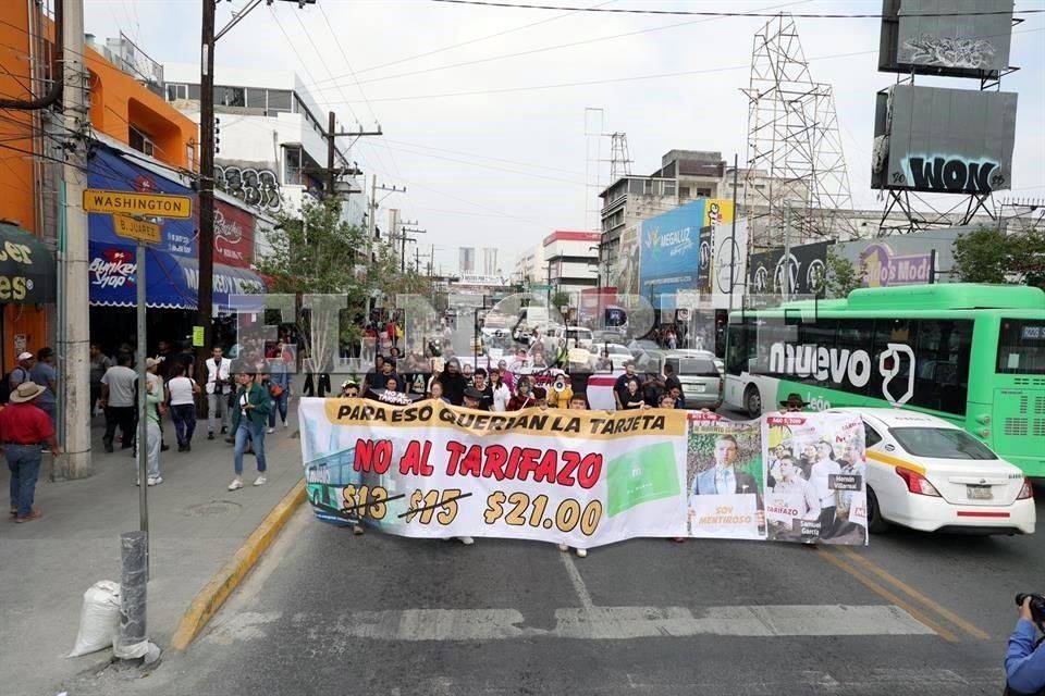 Marchan contra tarifazo en el Centro