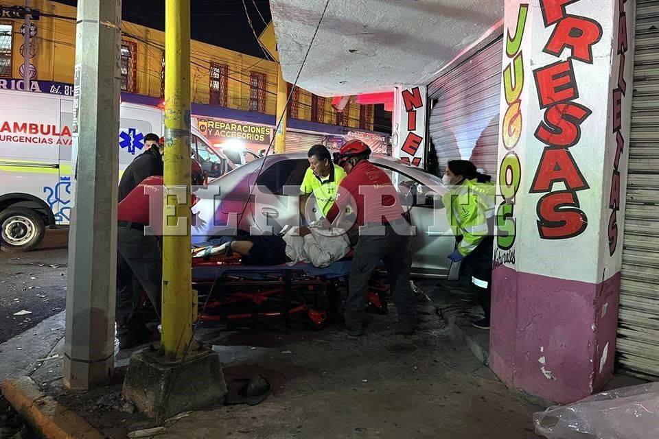 Atropella a peatón y se mete a negocio