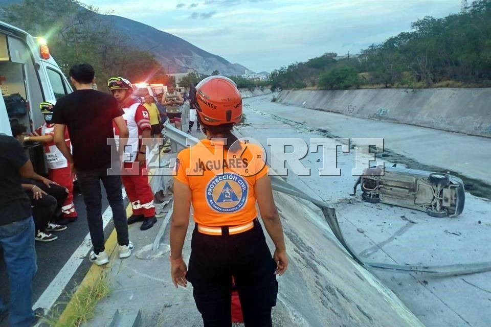 Cae vehículo al Arroyo El Obispo