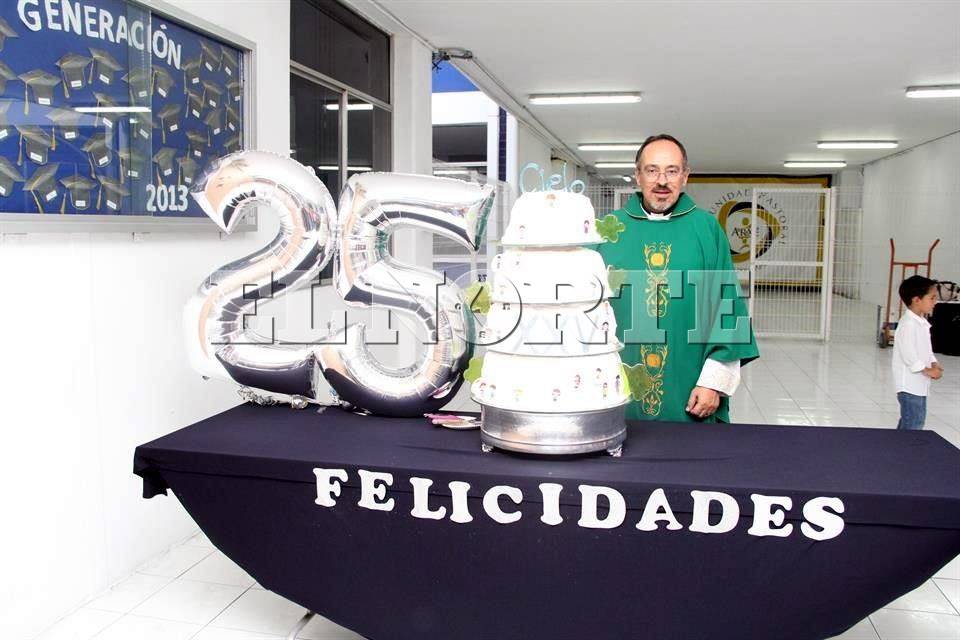 Celebra aniversario sacerdotal